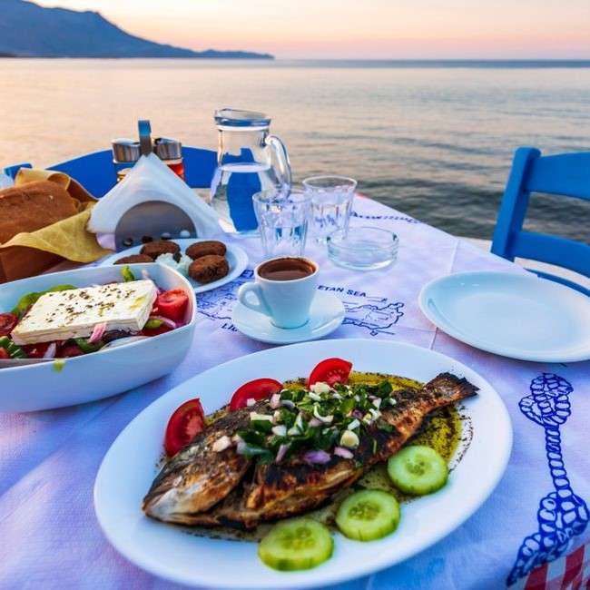 Posiłek z widokiem na morze na greckiej wyspie puzzle online