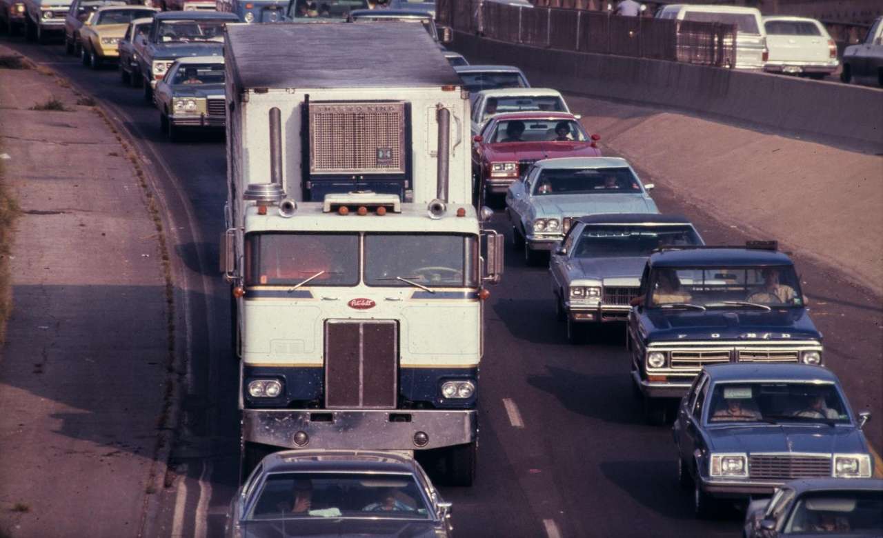 Zdjęcie ciężarówki Peterbilt w ruchu puzzle online
