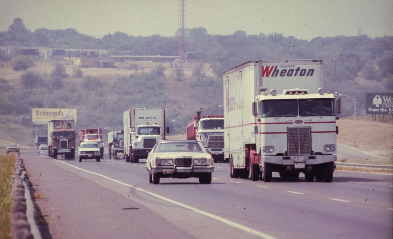 1970 zdjęć wielu ciężarówek na autostradzie puzzle online