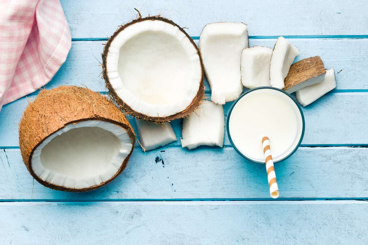 Kokos i mleko na stole kuchennym puzzle online