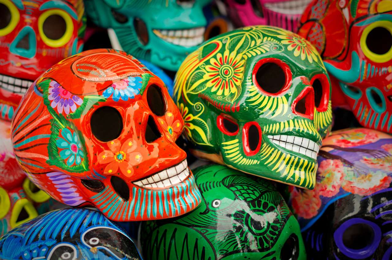 Zdobione kolorowe czaszki, ceramika śmierci symbol na rynku, dzień martwych, Meksyk puzzle online