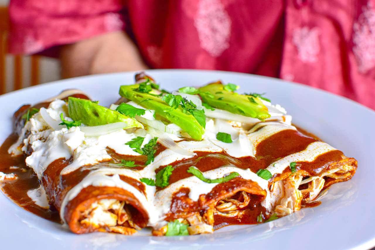 Pyszne enchiladas wielkiego meksykańskiego jedzenia, mole i sera, typowe meksykańskie jedzenie. puzzle online