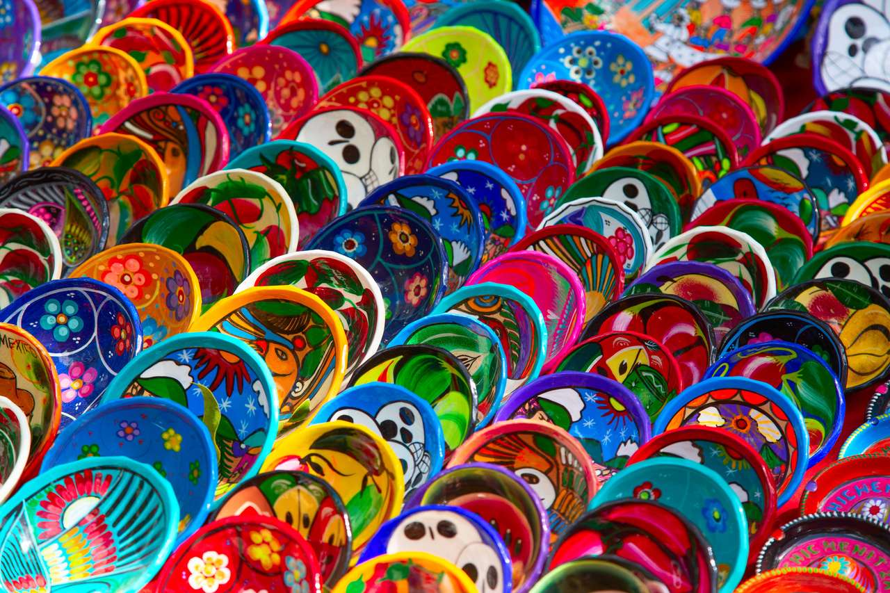 Kolorowa tradycyjna meksykańska ceramika na rynku ulicznym puzzle online