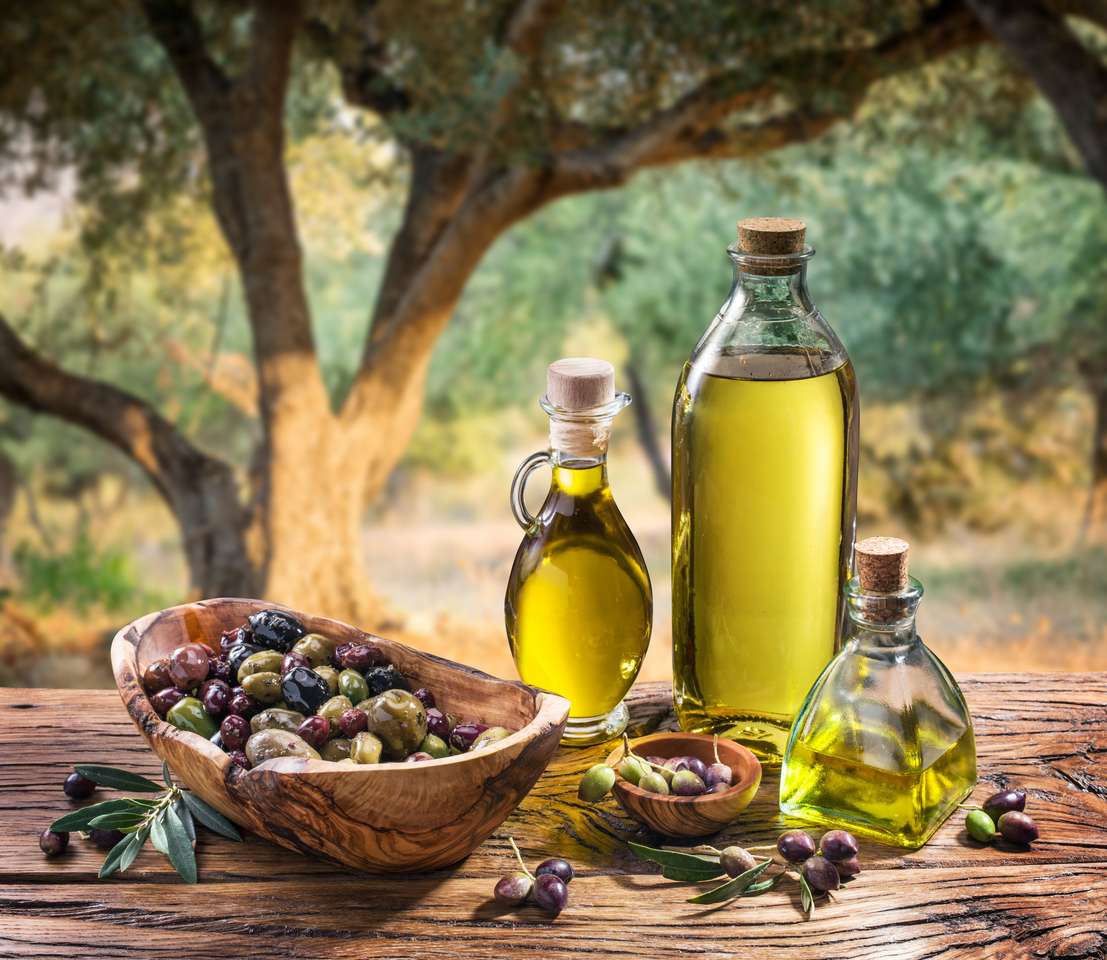 Oliwki i oliwa z oliwek w butelce na tle wieczornego gaju oliwnego. puzzle online