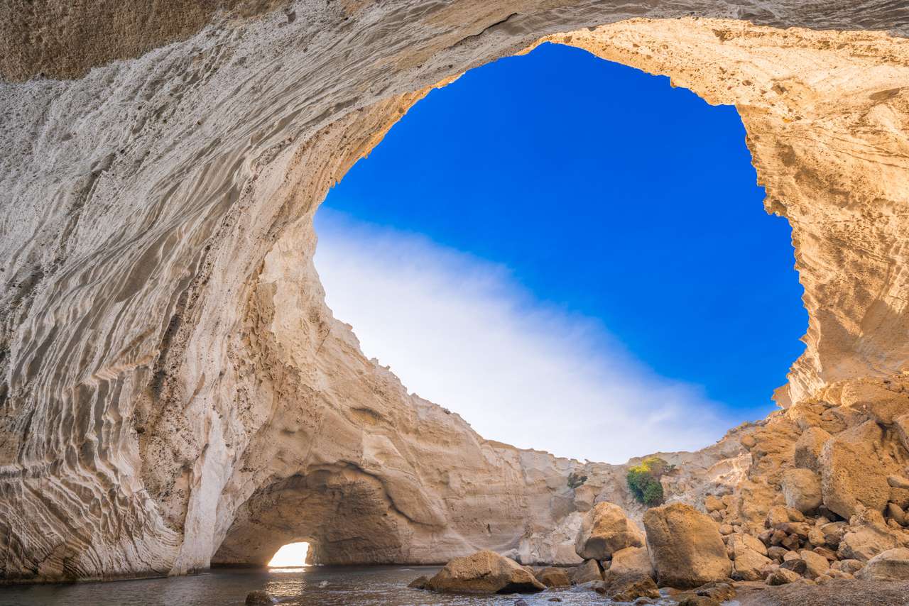 Sykia Beach lub Sykia Cave była jaskinią morską, której dach ten upadł, tworząc otwór zlew. Znajduje się na zachodnim wybrzeżu wyspy Melos w Grecji i jest dostępny tylko drogą morską. puzzle online
