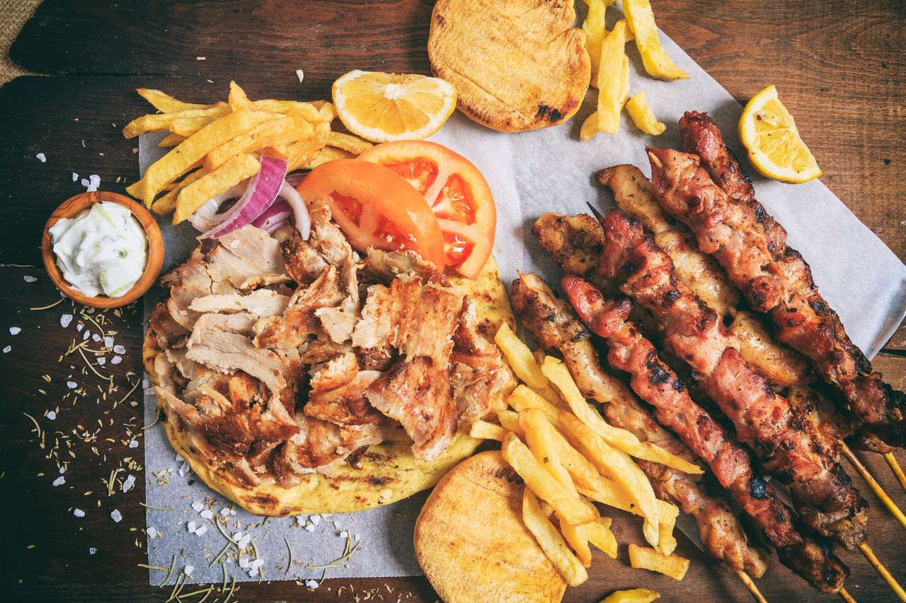 Greckie danie gyros i mięso szaszłyki na drewnianym tle puzzle online