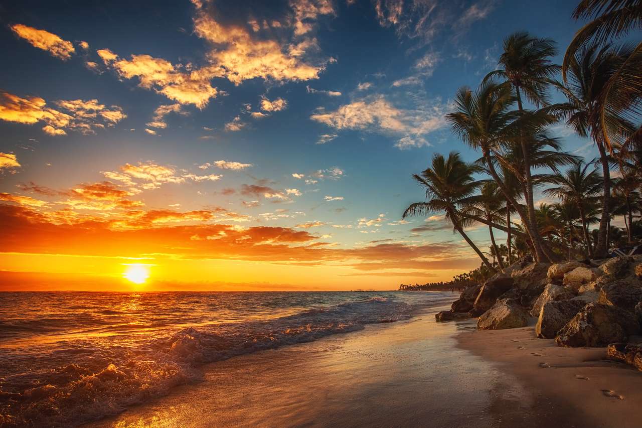 Wschód słońca nad plażą. Punta Cana puzzle online