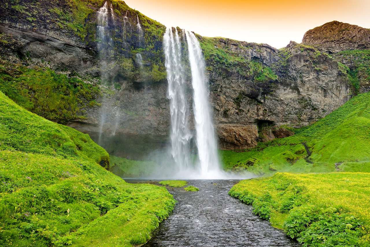 Seljalandsfoss Waterfall, Islandia puzzle online