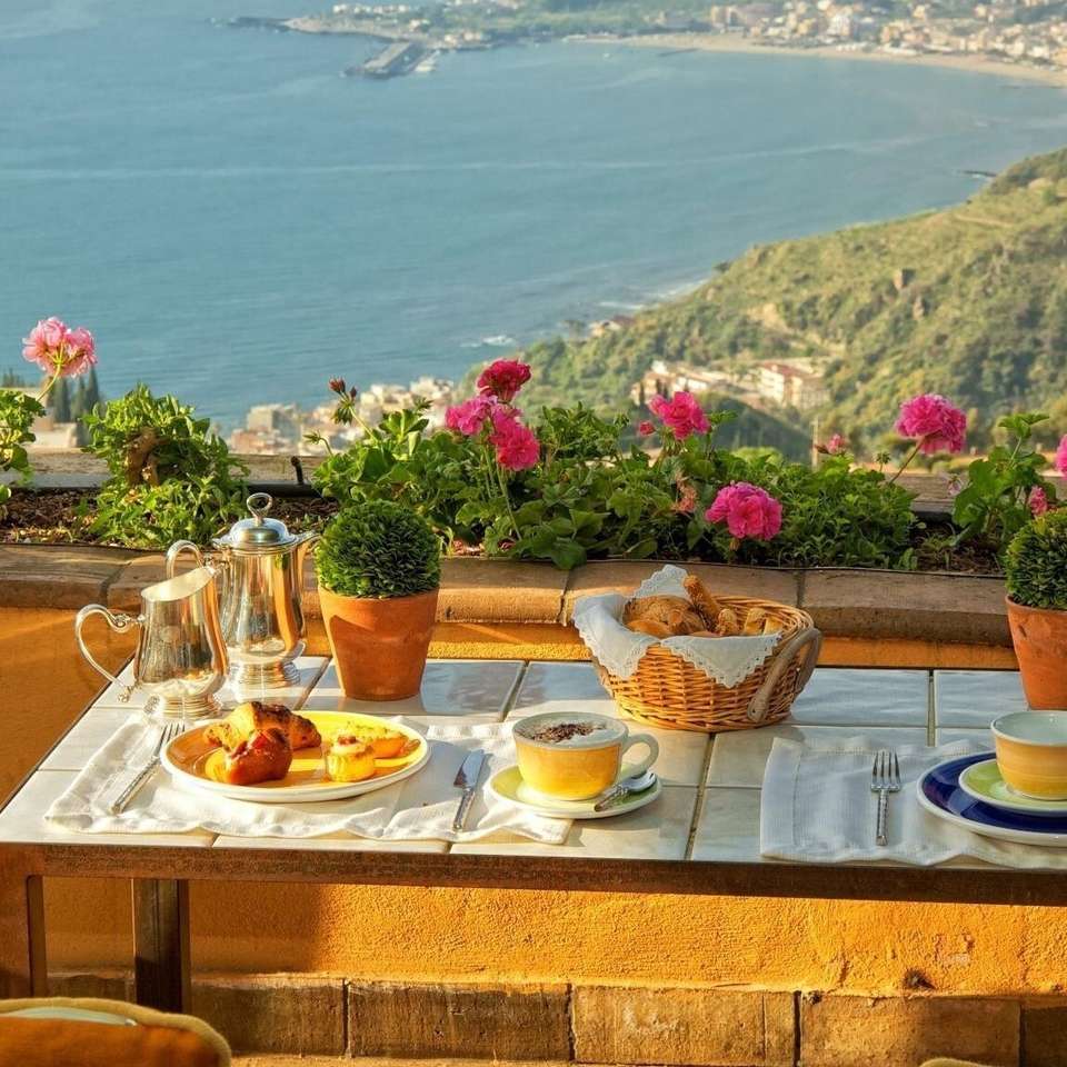Frukost på terrassen med utsikt över havet pussel