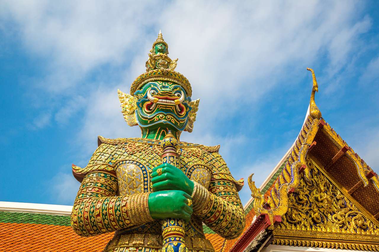 Demon Guardian w Wat Phra Kaew (Świątynia Szmaragdowego Buddy), w Bangkoku w letnim dniu puzzle online