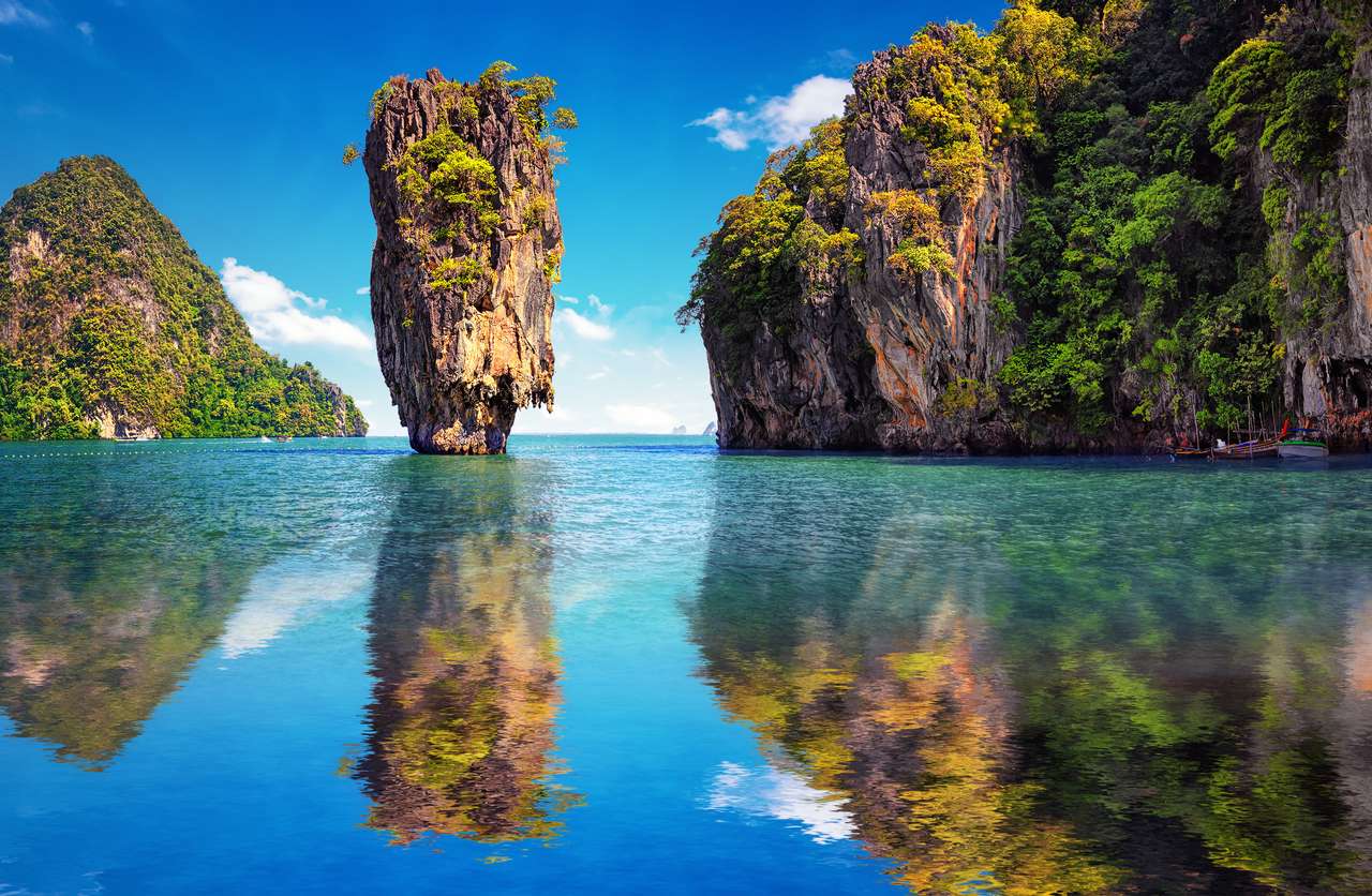 Piękna natura Tajlandia. James Bond Island odbija się w wodzie w pobliżu Phuket puzzle online
