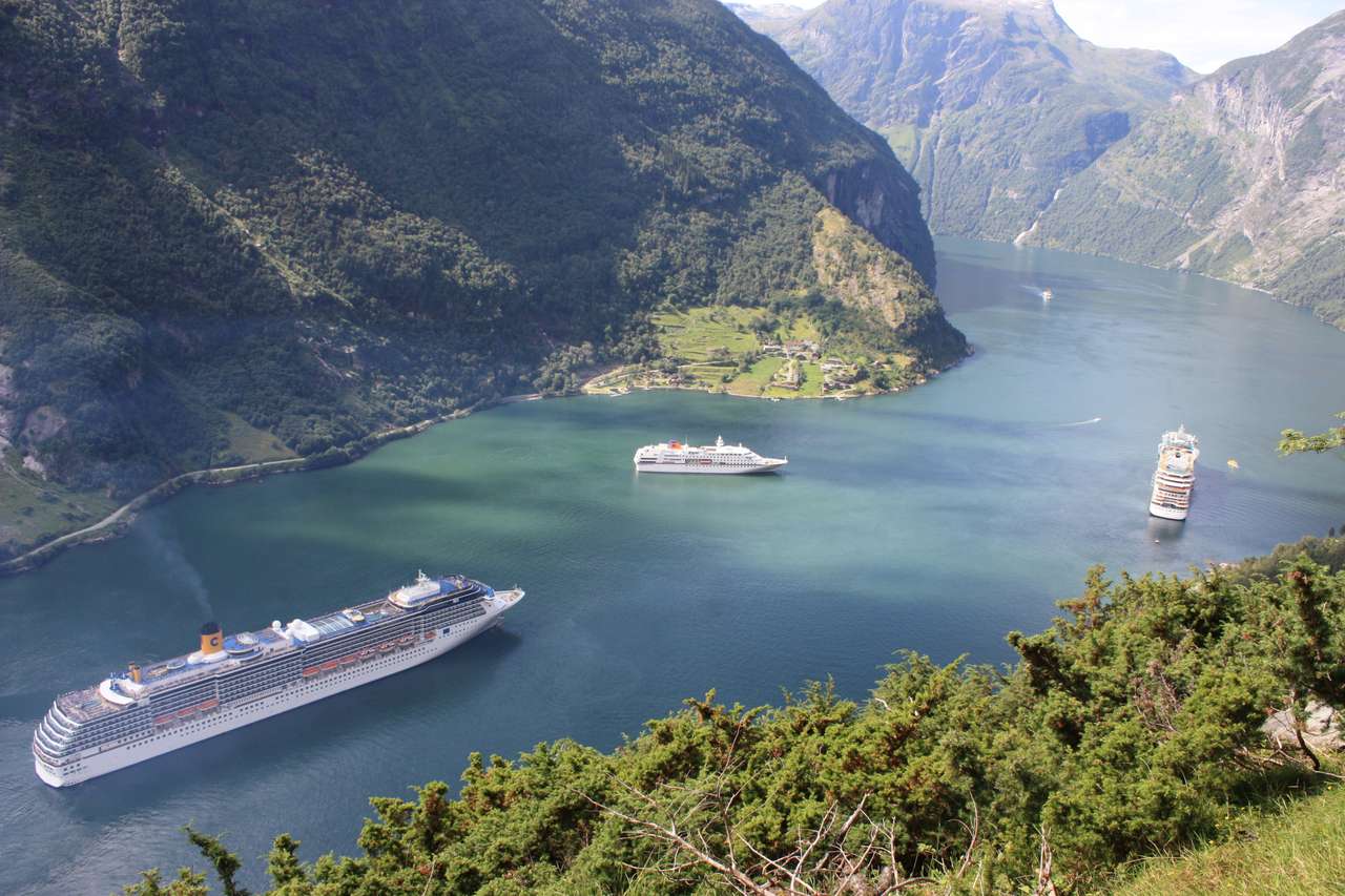 Statki wycieczkowe w Fjord Geiranger puzzle online