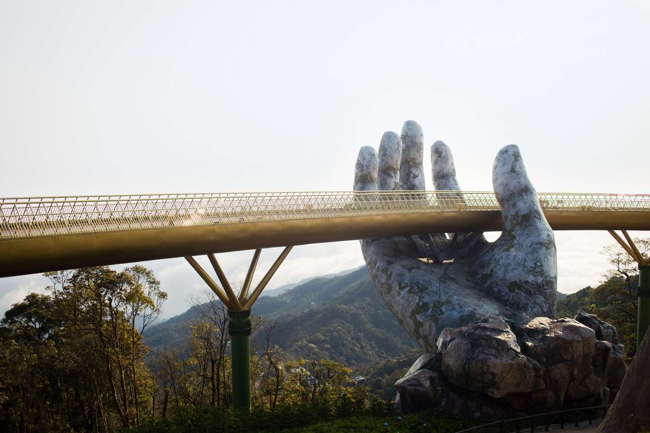 Złoty most w rękach da nang, Wietnam puzzle online