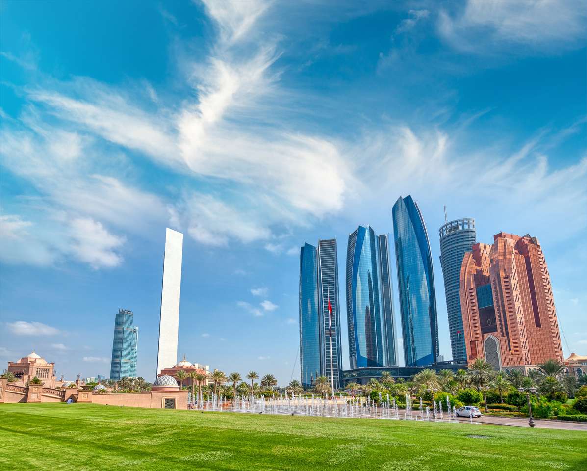 Abu Dhabi z Emirates Palace Gardens puzzle online