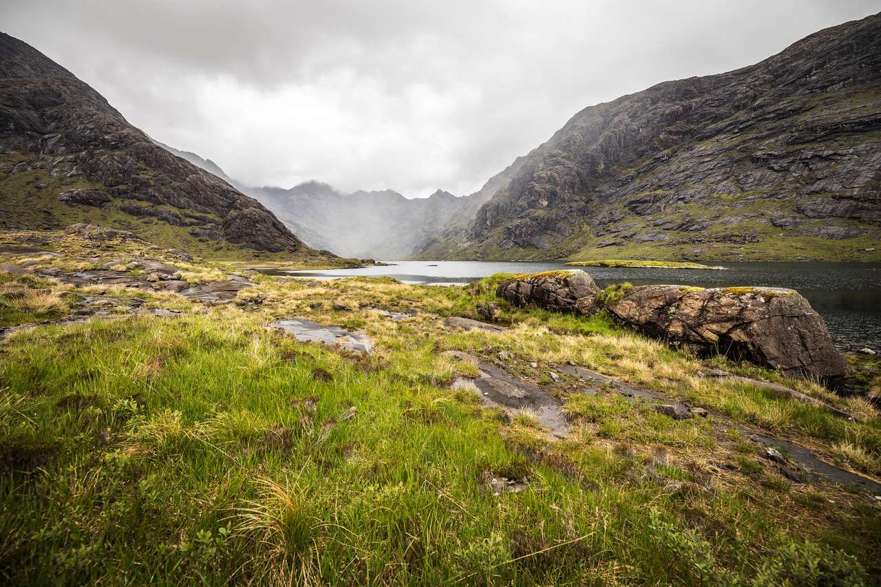 Piękny malowniczy krajobraz Szkocja natura z pięknym wieczorem chmurnym niebem puzzle online