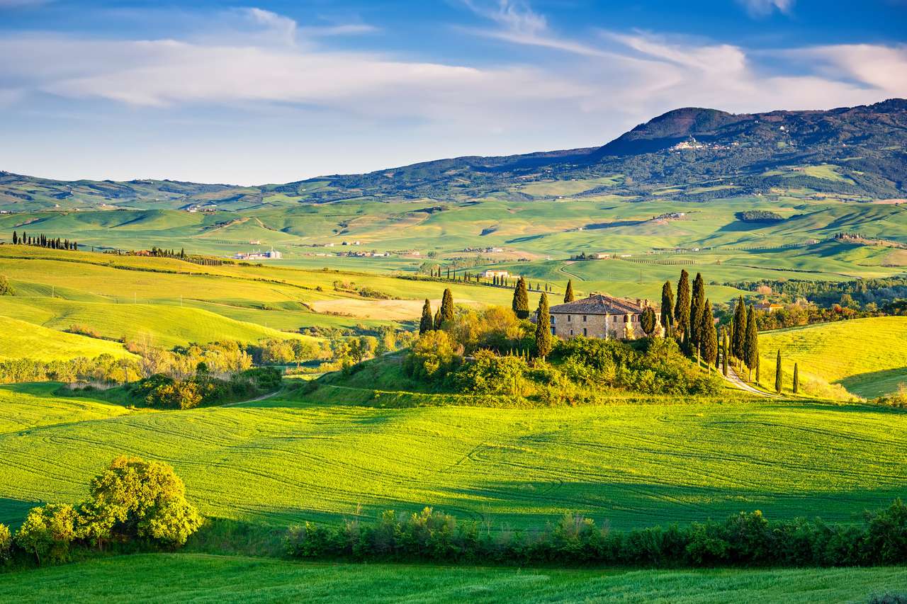 Piękny krajobraz Tuscany o zachodzie słońca, Włochy puzzle online