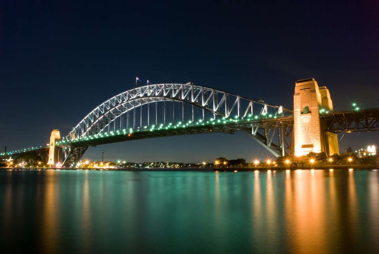 Sydney Harbour Bridge nocą z musującą wodą odbiciem puzzle online