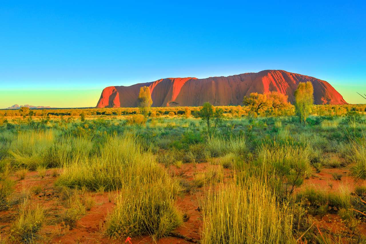 Ayers Rock Monolith i Kata Tjuta z Talinguru Nyakunitjaku widok z kolorowym niebem przy wschodem słońca w Parku Narodowym Uluru-Kata Tjeta, Australia, Terytorium Północne. Australian Outback Red Center. puzzle online