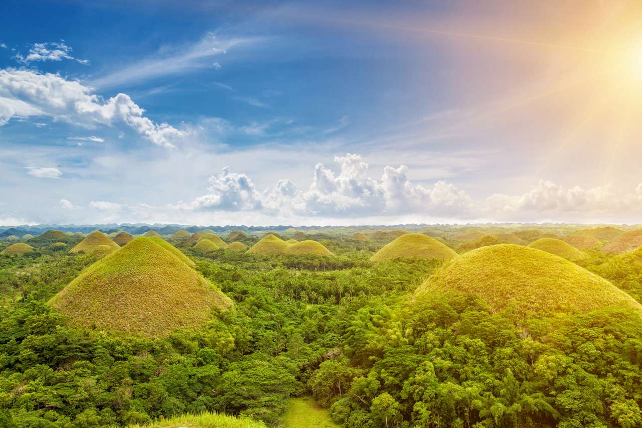 Piękna sceneria czekoladowych wzgórz w Bohol, Filipiny puzzle online