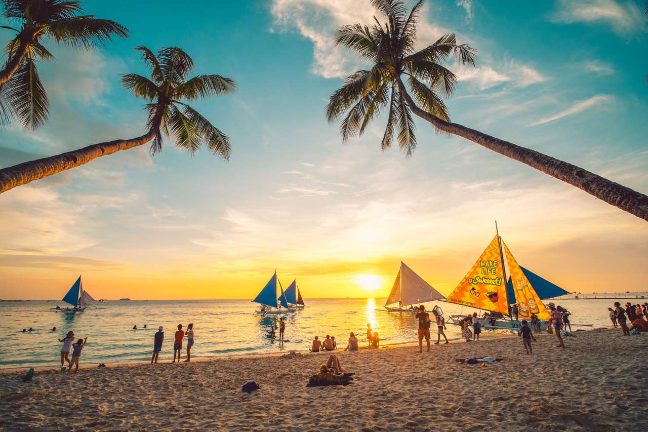 Boracay, Filipiny - 12 kwietnia 2019: Ludzie korzystających spektakularny zachód słońca przy Boracay Island na Filipinach. puzzle online