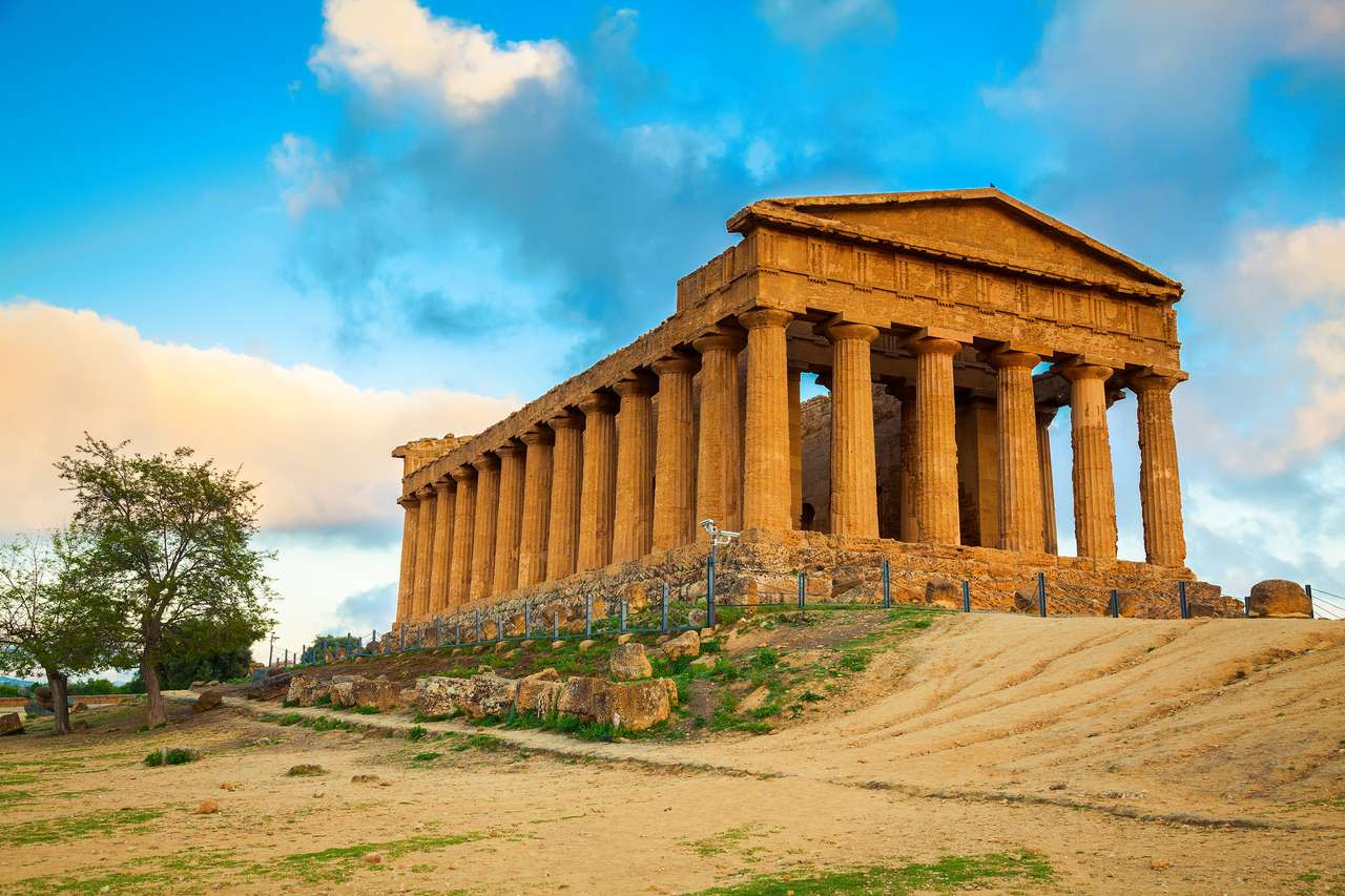 Greckie ruiny świątyni Concordia w dolinie świątyń w pobliżu Agrigento, Sycylia puzzle online