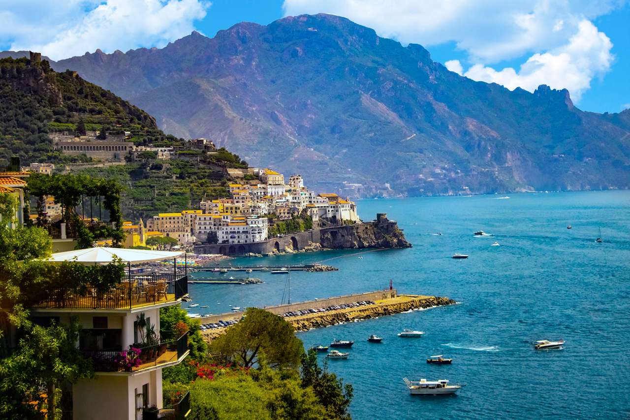Widok wybrzeża Amalfi. To jest na południu Włoch w Europie. Miasto stoi na klifach nad morzem. Na morzu są łodzie. puzzle