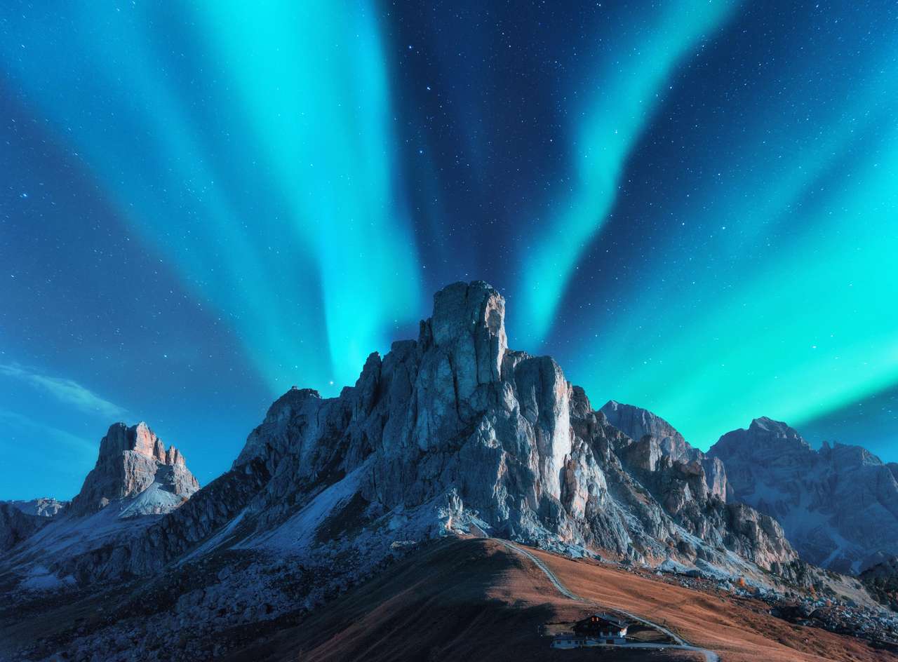 Północne światła nad górami w nocy w Europie puzzle online