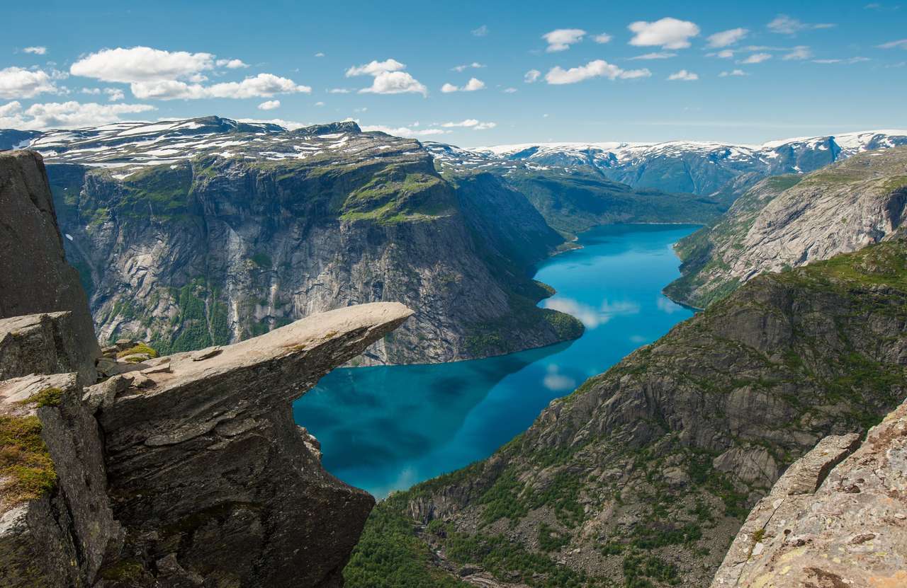 Trolltunga, język trolla skała nad jeziorem Ringedalsvatnet, Norwegia puzzle online