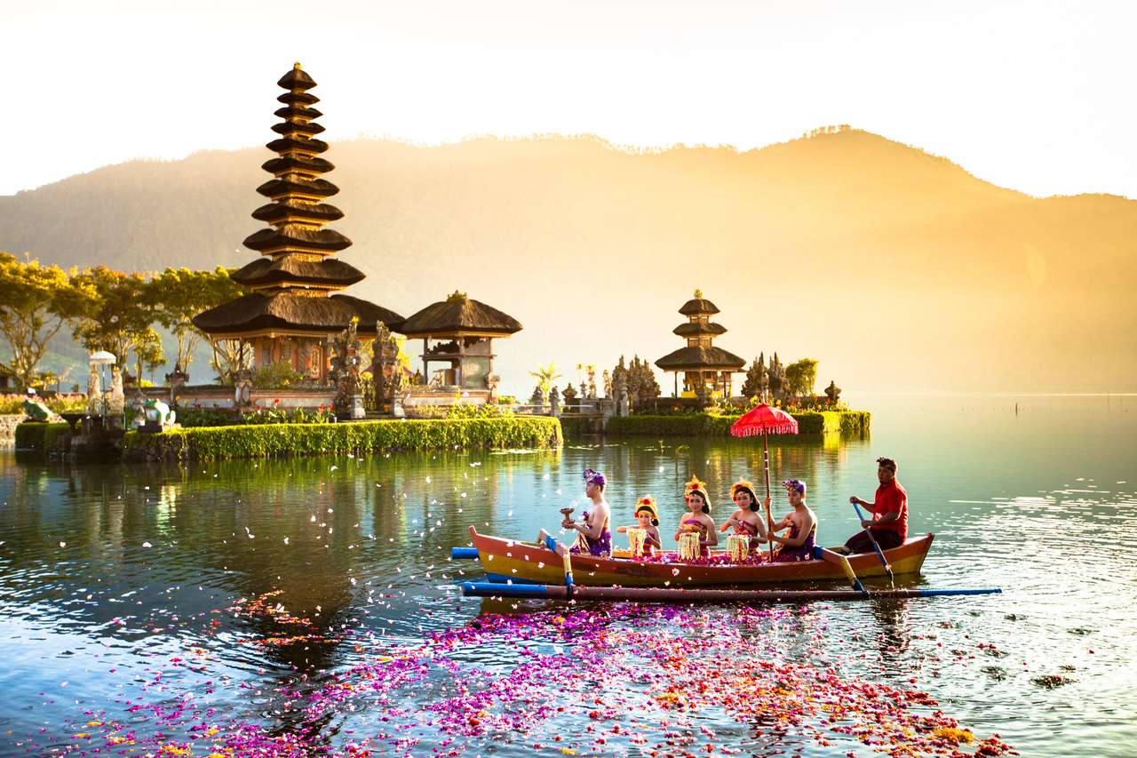 Świątynia Pura Ulun Danu na jeziorze Beratan. Bali. puzzle online