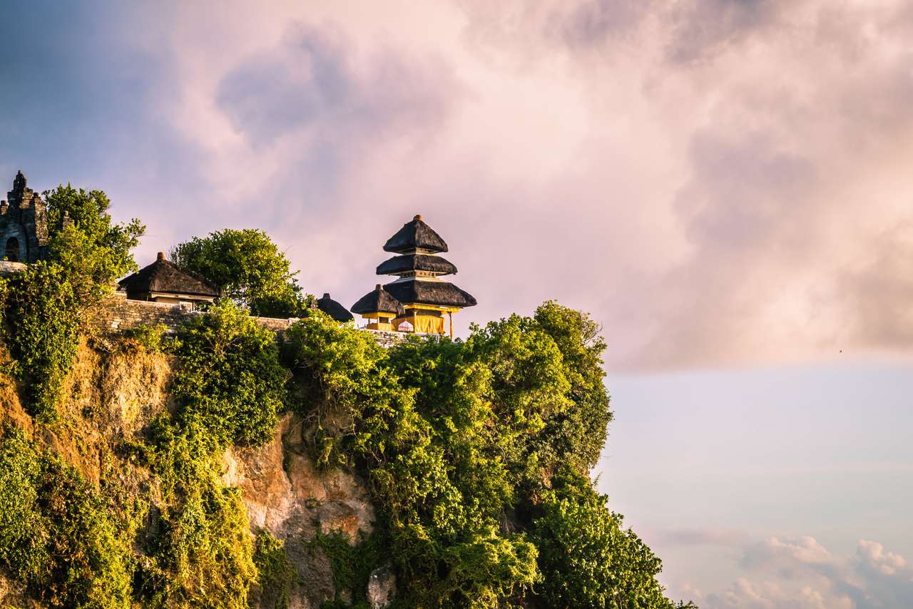 Uluwatu siedzi na krawędzi klifu - Bali, Indonezja puzzle online