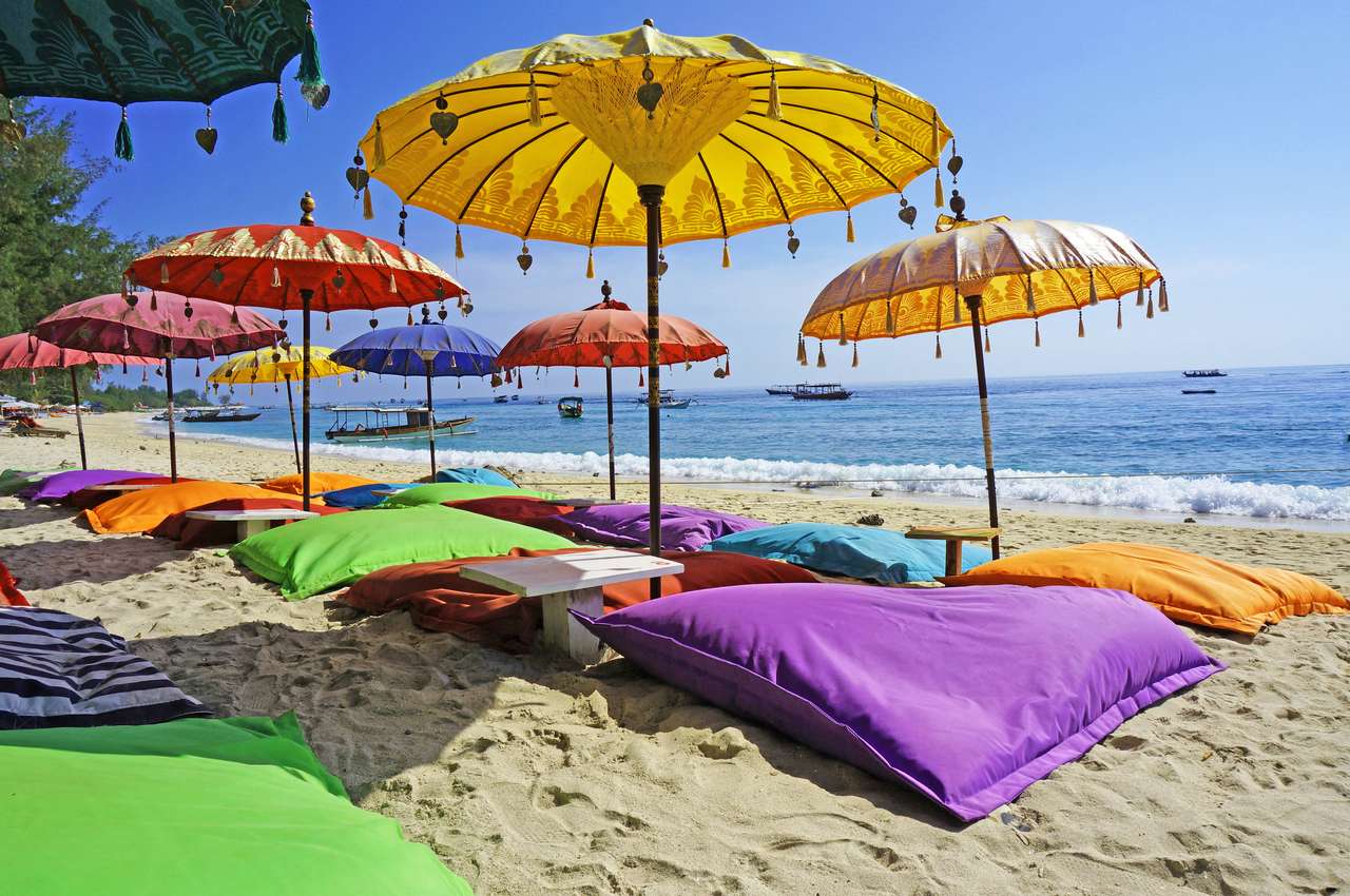 Prywatna plaża skąpana na morzu Bali puzzle online