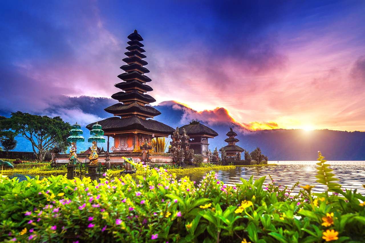 Pura Ulun Danu Bratan świątynia w Bali, Indonezja. puzzle online
