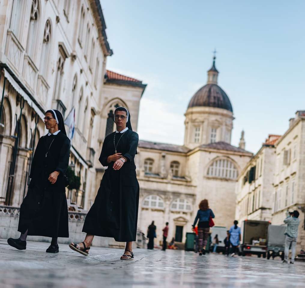 Dwa zakonnicy spaceru przed katedrą puzzle online