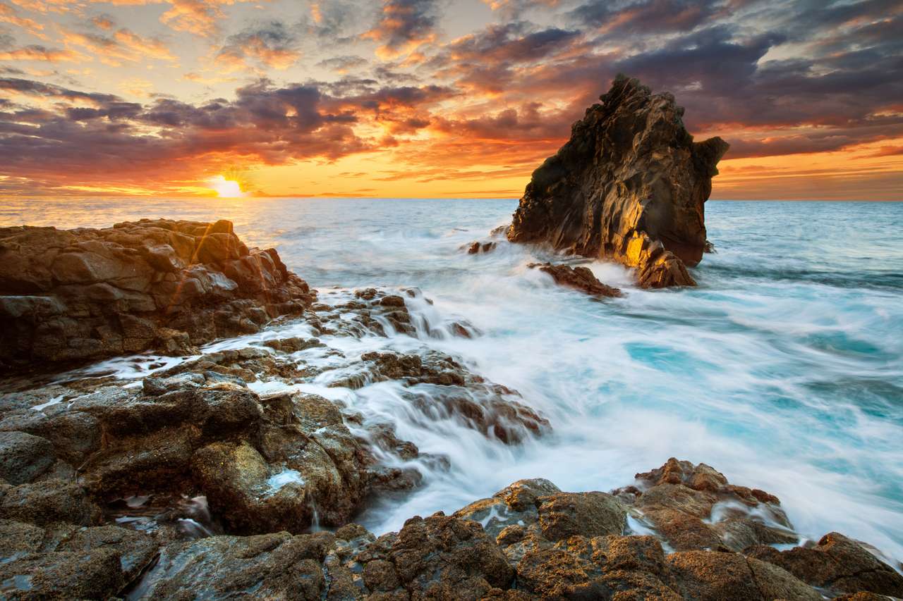 Piękny wschód słońca na wybrzeżu oceanu puzzle online