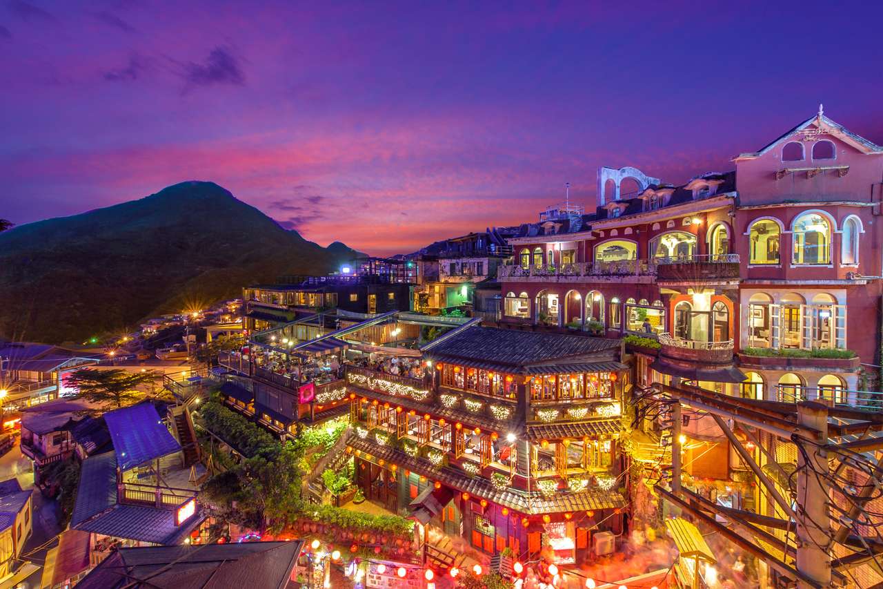 Nocna scena wioski Jioufen, Taipei, Tajwan puzzle online