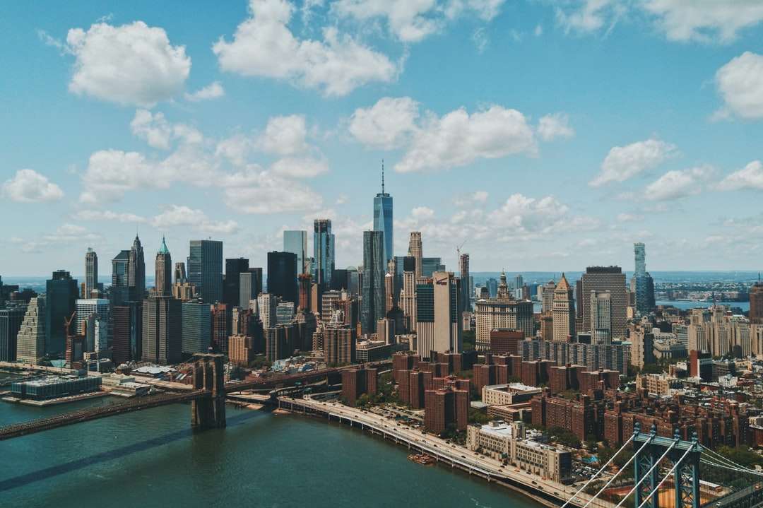 Szeroki kąt photo Brooklyn Bridge pod pochmurnym niebem puzzle online