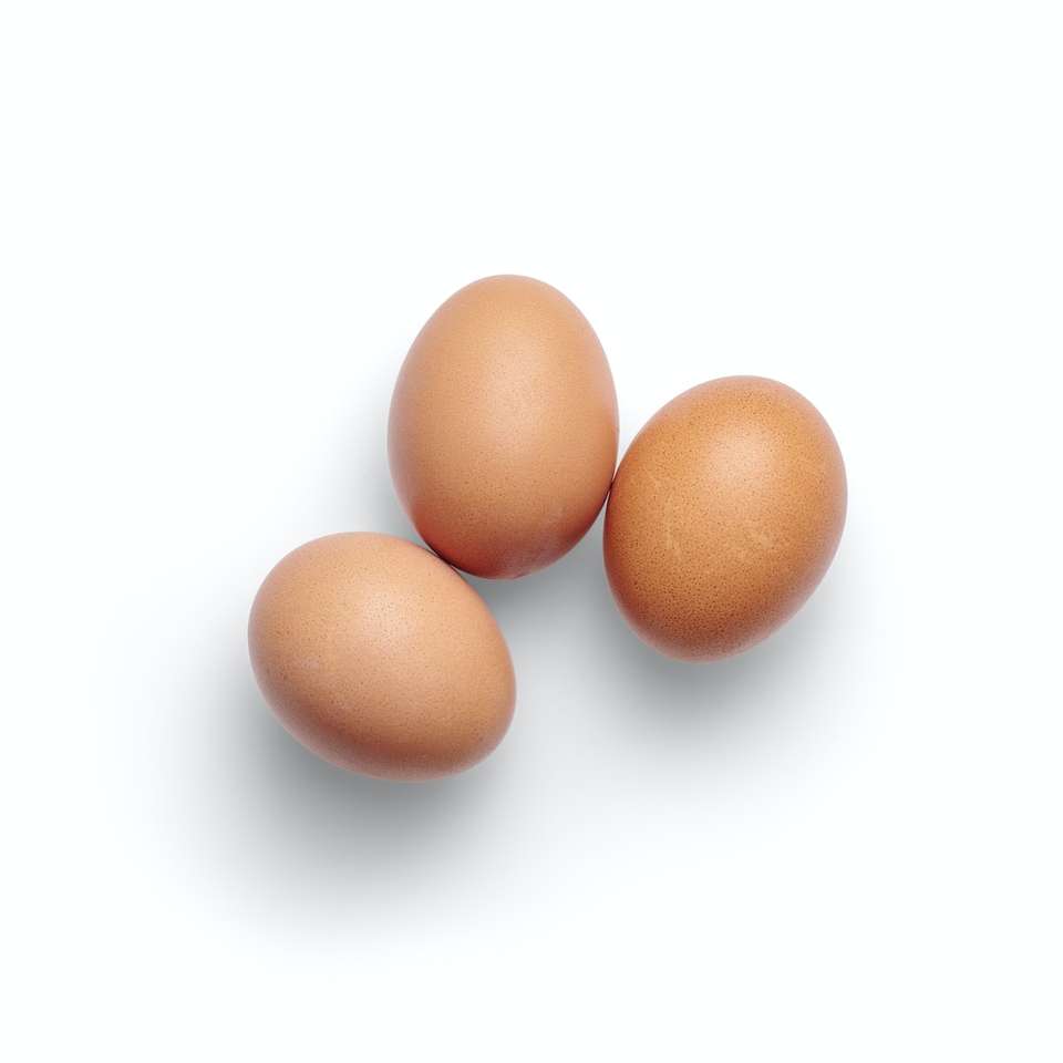 2 brązowe jajko na białej powierzchni puzzle online