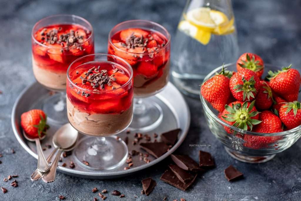 Deser czekoladowy z galaretką i truskawkami puzzle online
