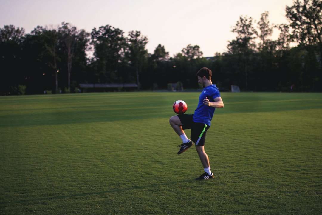 mężczyzna żonglerka piłką na trawie puzzle online