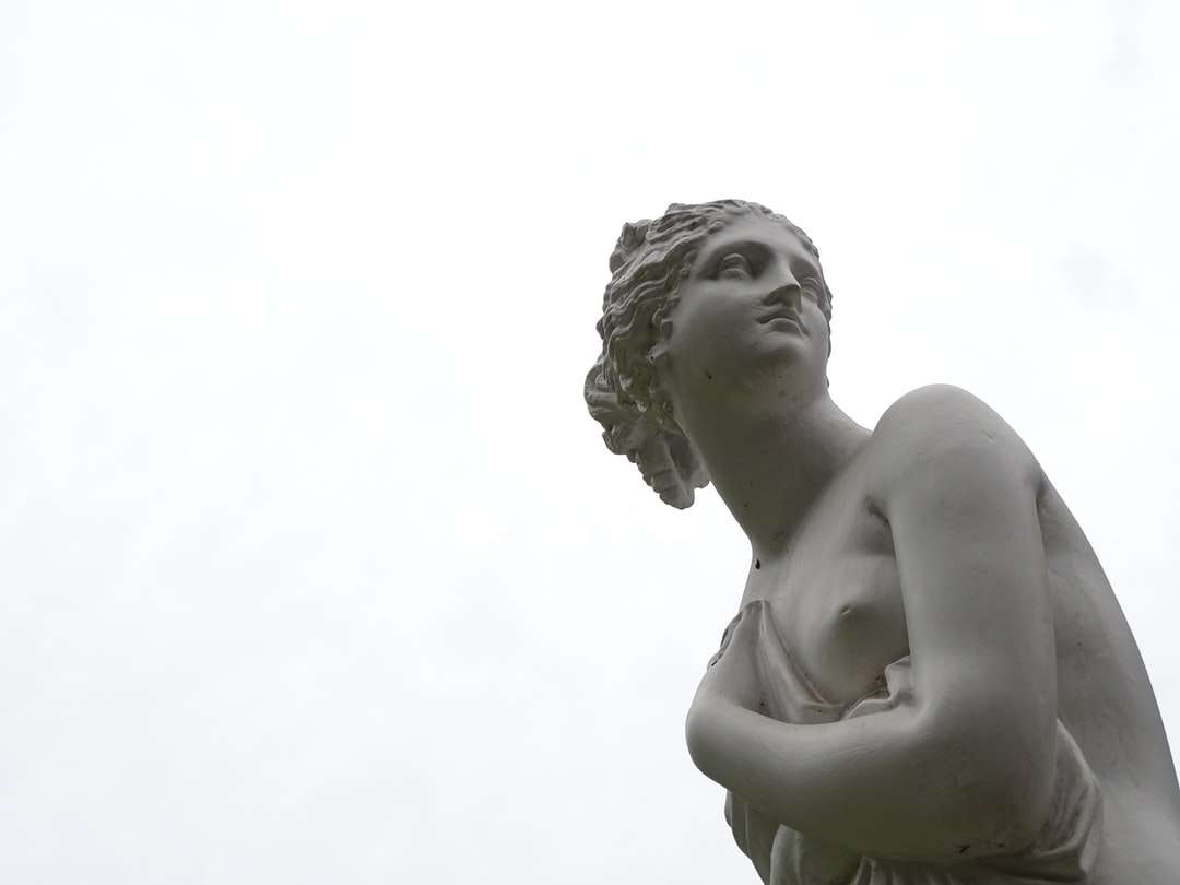 statua kobiety topless puzzle online