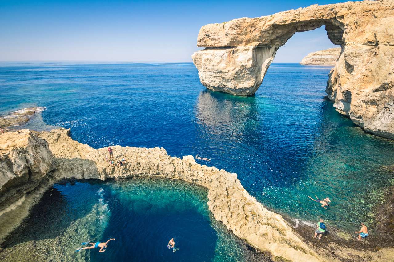 Światowe znane okno Lazurowe na wyspie Gozo - śródziemnomorska natura cud w pięknej Malcie - Nie do poznania turystycznych nurków puzzle online
