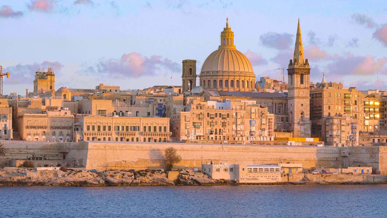 Typowa i znana panoramę Valletta - stolicy Malta puzzle