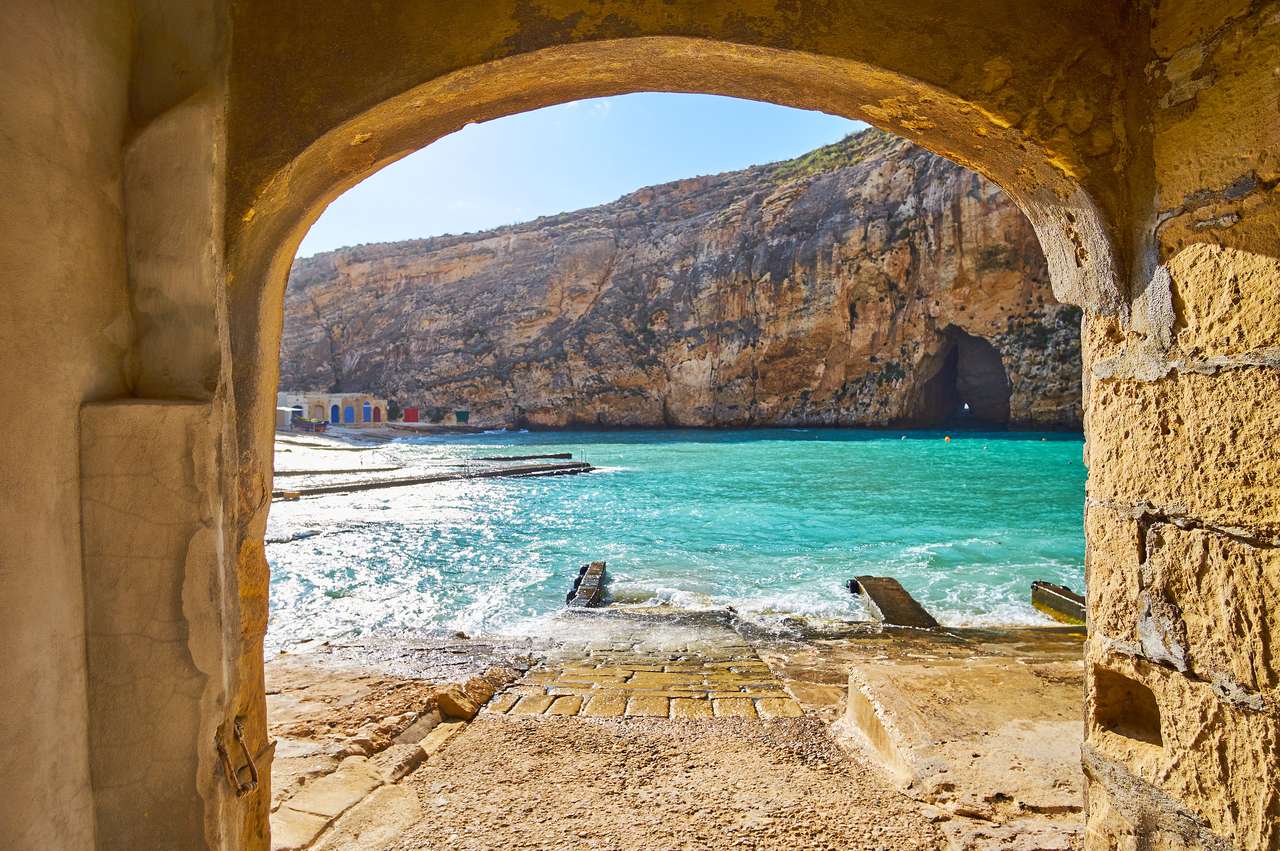 Widok na Morze śródlądowe Demejry i Grotto niebieskiej dziury przez łuk starego domu łodzi San Lawrenz wioski rybackiej, wyspa Gozo, Malta. puzzle online