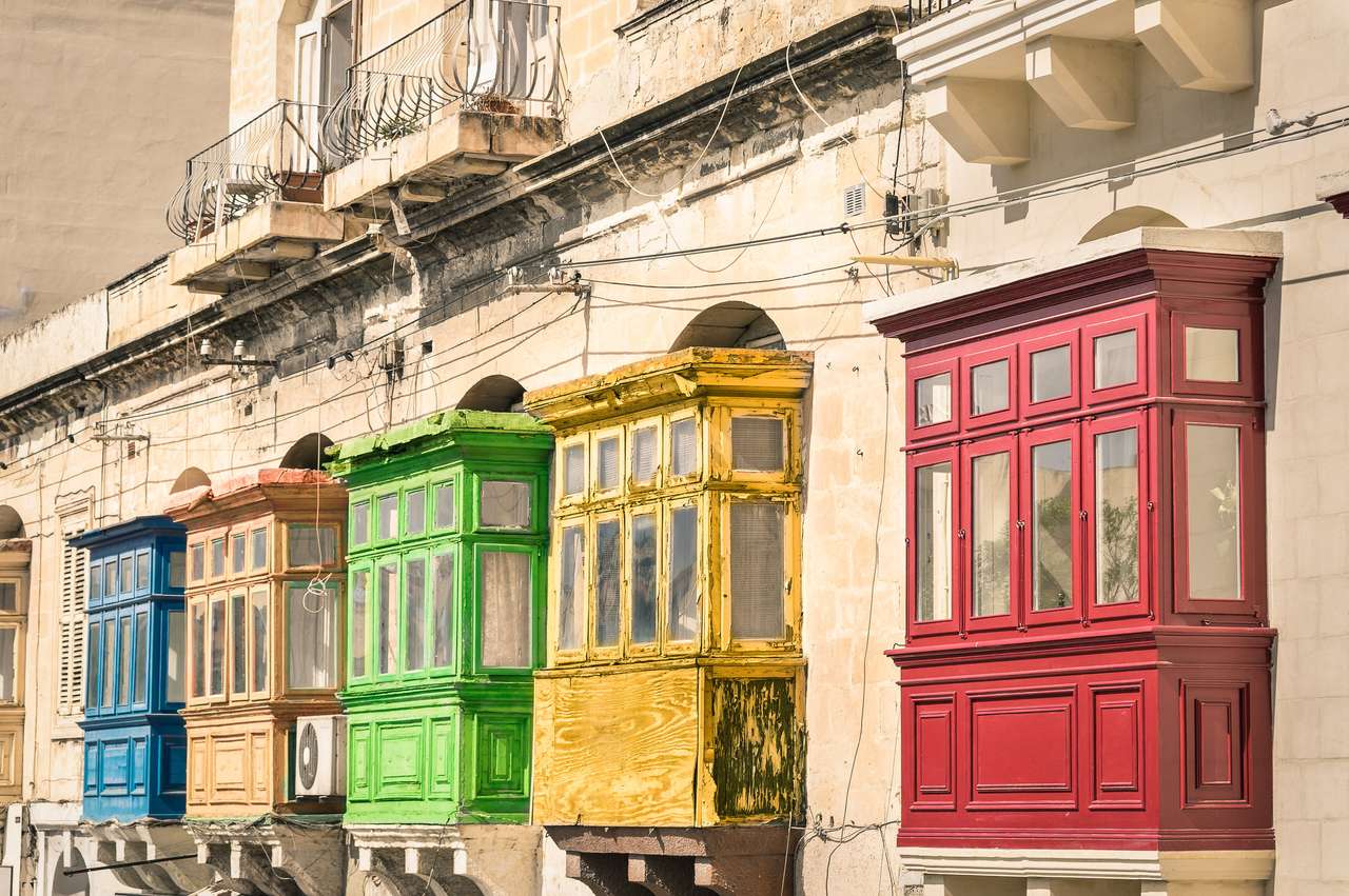 Винтажный вид на балконы типичных зданий в Ла Валлетте - Красочное путешествие по Мальте в пути - Выскочила отфильтрованная версия головоломка