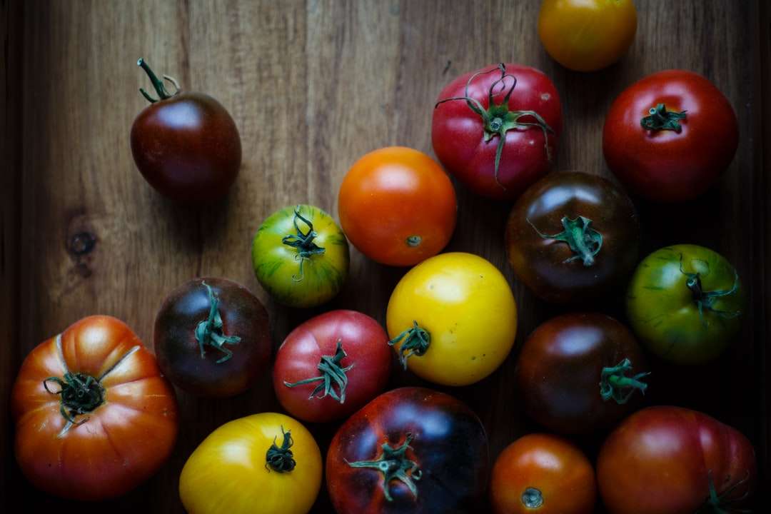 Assorted-kolor pomidory na brązowej powierzchni drewnianej puzzle online