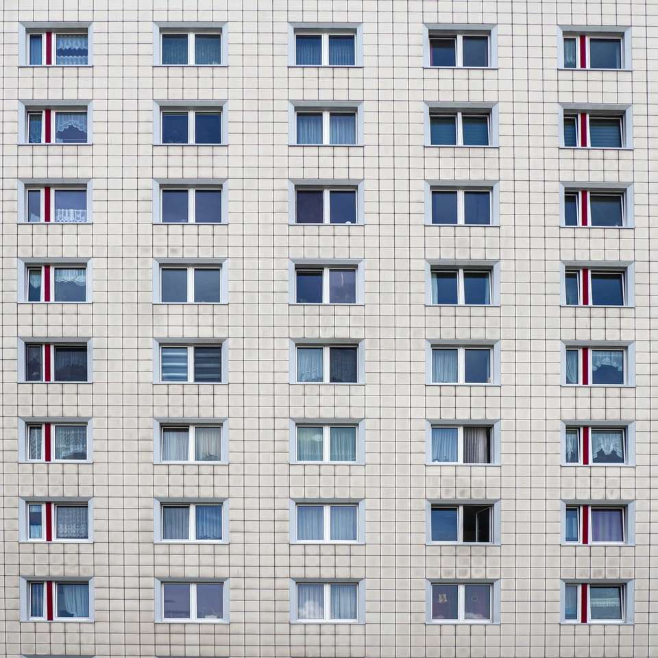 Biały betonowy budynek ze szklanymi oknami puzzle online