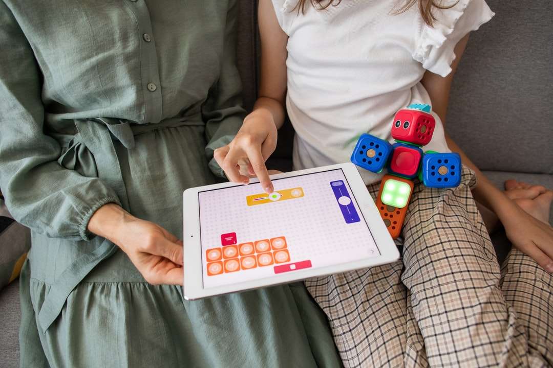 dziecko grające w grę na białym iPadzie puzzle online