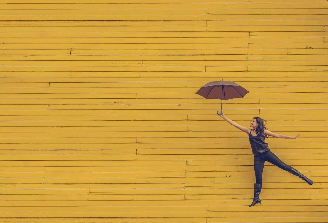 kobieta trzymająca brązowy parasol puzzle online