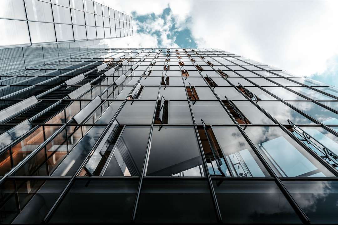 zdjęcie niskiego kąta budynku ze szkła osłonowego puzzle online