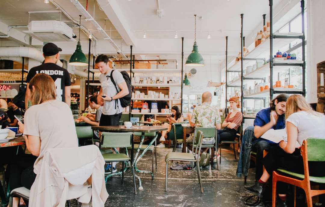 Ludzie jedzący wnętrze kawiarni w ciągu dnia puzzle online